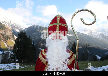 Sankt Nikolaus Parade. Sankt Nikolaus auch genannt Nikolaos von Myra war eine historische 4. Jahrhundert christlicher Heiliger und griechischen Bischof Stockfoto