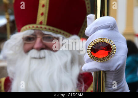 Sankt Nikolaus Parade. Sankt Nikolaus auch genannt Nikolaos von Myra war eine historische 4. Jahrhundert christlicher Heiliger und griechischen Bischof Stockfoto