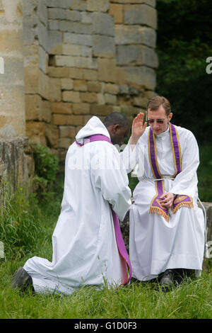 Katholische Priester. Beichte. Jambville. Frankreich. Stockfoto