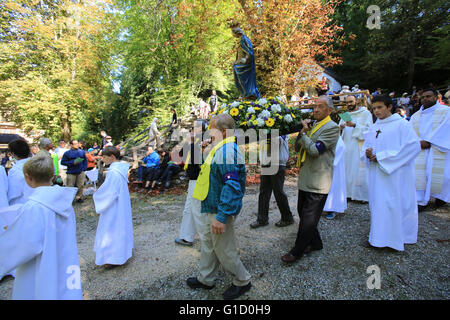 Prozession. Jungfrau von Benite Fontaine. Diözesanen Pilgerreise. Heiligtum der Benite La Fontaine. La Roche-Sur-Foron. Frankreich. Stockfoto