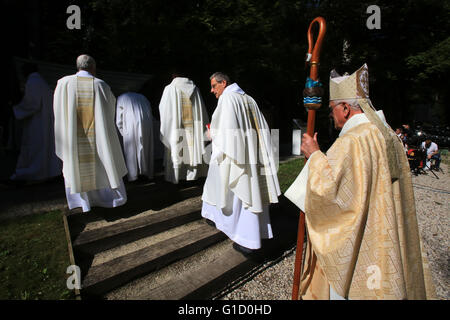 Mgr Yves Boivineau. Prozession. Diözesanen Pilgerreise. Heiligtum der Benite La Fontaine. La Roche-Sur-Foron. Frankreich. Stockfoto