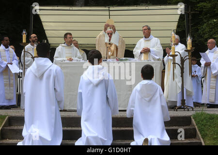 Messe eucharistische. Mgr Yves Boivineau. Heiligtum der Benite La Fontaine. La Roche-Sur-Foron. Frankreich. Stockfoto