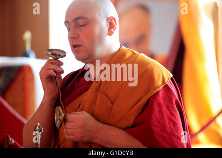 Shedrub Choekhor Ling Kloster.  Tara (Drol-Chok) anzubieten. Tibetische Tingsha Glocken.  Mont Saleve. Frankreich. Stockfoto