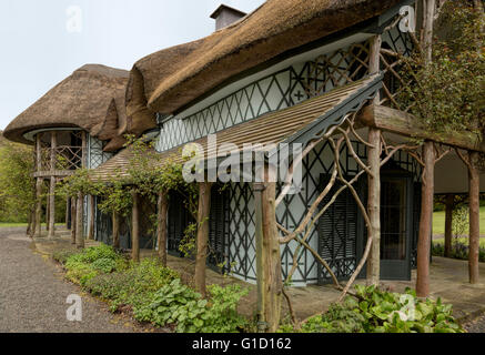 Swiss Cottage, betrachtet aus dem Garten, befindet sich am Kilcommon in der Nähe der Stadt Cahir, County Tipperary, Irland. Stockfoto