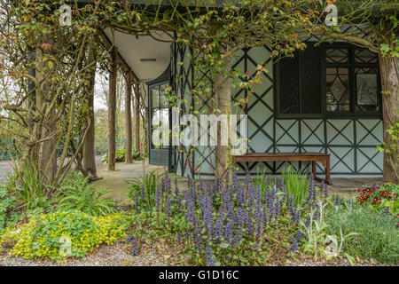 Das Swiss Cottage, betrachtet aus dem Garten, befindet sich am Kilcommon in der Nähe der Stadt Cahir, County Tipperary, Irland. Stockfoto