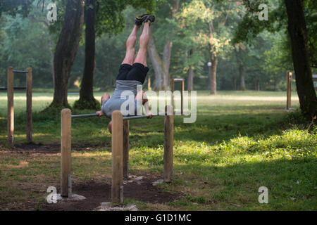 Sportler trainieren Hand Stand parallel Bars In eine Turnhalle im freien - Doing Street Workout Übungen Stockfoto