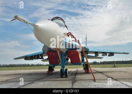 Vasilkov, Ukraine - 19. Juni 2010: Ukrainische Luftwaffe MiG-29 Kampfflugzeug auf dem Luftwaffenstützpunkt Vorbereitung auf einem Trainingsflug Stockfoto