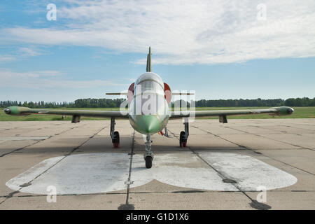 Vasilkov, Ukraine - 19. Juni 2010: Aero l-39 Albatros militärische Trainingsflugzeug Vorbereitung für einen Flug - Vorderansicht Stockfoto