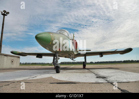 Vasilkov, Ukraine - 19. Juni 2010: Aero l-39 Albatros militärische Trainingsflugzeug Vorbereitung für einen Flug auf dem Flugplatz Stockfoto