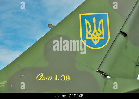 Vasilkov, Ukraine - 19. Juni 2010: Ukrainische Luftwaffe Zeichen auf der Schwanzflosse ein Trainingsflugzeug Aero l-39 Albatros Stockfoto