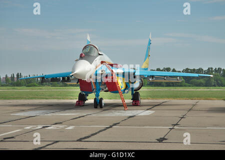 Vasilkov, Ukraine - 19. Juni 2010: Ukrainische Luftwaffe MiG-29 Kampfflugzeug auf dem Luftwaffenstützpunkt vor einem Trainingsflug Stockfoto