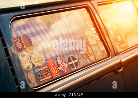 Aufkleber im Fenster einen VW Campervan mit nostalgischen Filter hinzugefügt und düstere Sonne flare Stockfoto