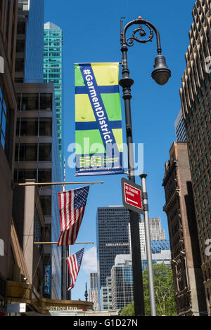 Garment District Banner auf Laternenpfahl, NYC Stockfoto