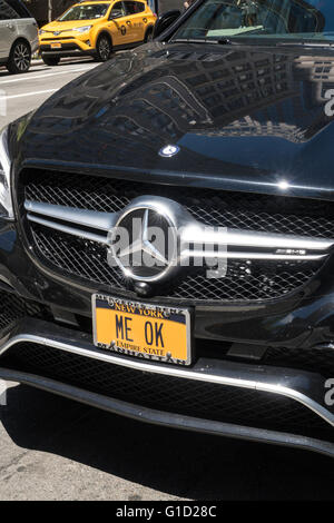 Mir "OK" Vanity Nummernschild auf Mercedes-Benz, fünfte Aveniue, NYC, USA Stockfoto