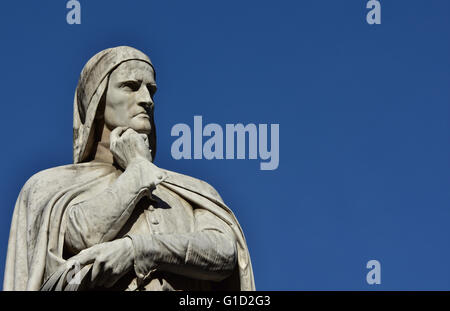 Dante Alighieri-Denkmal in der Mitte der Piazza dei Signori in Verona (19. Jh.), mit Textfreiraum Stockfoto