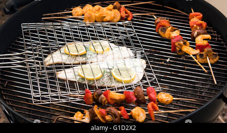 Sommer BBQ.  Fisch und Gemüse auf dem Grill im freien gekocht wird Stockfoto