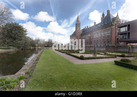 Schöner Garten der Friedenspalast oder Vredespaleis in niederländischer Sprache befindet sich in den Haag, Niederlande Stockfoto