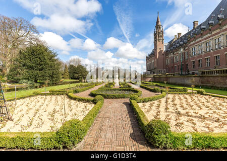 Schöner Garten der Friedenspalast oder Vredespaleis in niederländischer Sprache befindet sich in den Haag, Niederlande Stockfoto