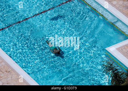 Ein Mann, Schwimmen in einem Schwimmbad von Dan Hotel in Eilat eine Urlaubsstadt an der Nordspitze des Roten Meeres, am Golf von Aqaba. Israel Stockfoto