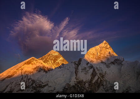 Alpen Glühen über das Gesicht des Mt. Everest und Nuptse Berg während des Sonnenuntergangs im Himalaya Stockfoto