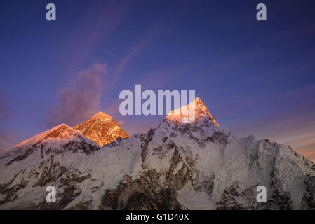 Alpen Glühen über das Gesicht des Mt. Everest und Nuptse Berg während des Sonnenuntergangs im Himalaya Stockfoto