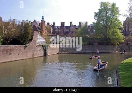 Flache am Fluss Cambs, außerhalb Str. Johns Hochschule, Cambridge University Stockfoto