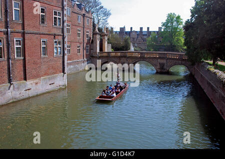 Flache am Fluss Cambs an Str. Johns Hochschule von der Seufzer-Brücke aus gesehen Stockfoto