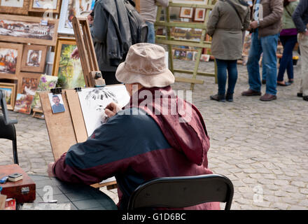 Männliche Künstler Zeichnung Porträt Mannes aus dem kleinen Bild auf dem Basar in Kazimierz Dolny, Polen, Europa, böhmische Tourismus. Stockfoto