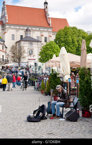 Gitarre-Darsteller in Kazimierz Dolny am Markt Platz, Polen, Europa, böhmische touristischen Reiseziel, Sehenswürdigkeiten. Stockfoto