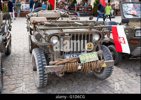 Willys Jeep Rallye VI Militärfahrzeuge des zweiten Weltkrieges in Kazimierz Dolny, antike Armee Autos Ereignis auf dem Marktplatz. Stockfoto