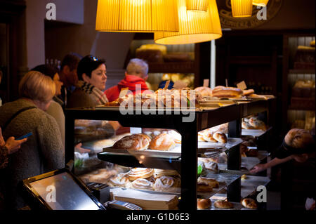 Piekarnia Sarzynski Bäckerei Interieur in Kazimierz Dolny an Nadrzeczna Straße 6, Polen, Europa, Reisen Reiseziel. Stockfoto