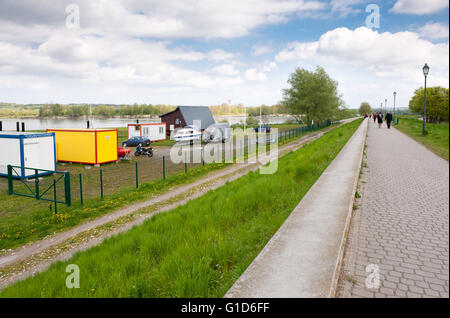 Parkplätze / Boulevard in Kazimierz Dolny von Vistula Fluß, Polen, Europa, Auto, Motor und Segelboot auf dem Platz geparkt Stockfoto