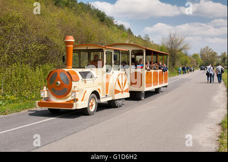 Ausflug-Traktor Zug Tour, Janowiec in der Nähe von Kazimierz Dolny, Polen, Europa, lokale Lokomotive Fahrzeug Nachahmung und Passagiere Stockfoto