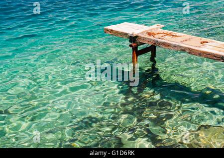 Blick auf einen Holzsteg über der wunderschönen Adria. Korcula, Kroatien. Platz in der linken Seite Stockfoto