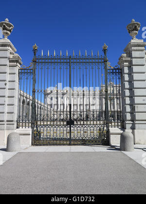 Madrid, Spanien 8. April 2016: The Royal Palace ist die offizielle Residenz des spanischen Königshauses in Madrid. Haupteingang und Stockfoto