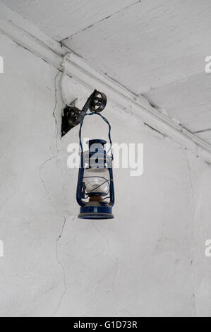 Wand-Laterne in der überdachten Treppe Weg zum Franziskanerkloster in Kazimierz Dolny, Polen, Europa. Stockfoto