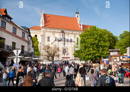 Pfarrkirche Ansicht vom Marktplatz in Kazimierz Dolny, Polen, Europa, malerische Gebäude Fassade der Pfarrkirche. Stockfoto