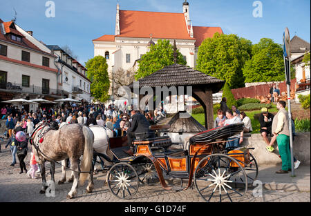 Pferdekutsche Kutsche am Marktplatz in Kazimierz Dolny, Polen, Europa, fern der Pfarrkirche Gebäudehülle sightseeing. Stockfoto