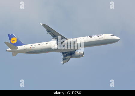 Lufthansa Airbus A321-200 D-AISV ausgehend von London Heathrow Airport, Großbritannien Stockfoto