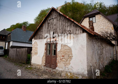 Verlassenen Sie Haus in Kazimierz Dolny, Polen, Europa, verlassene Privateigentum nach außen, verfallene Gebäude im Freien, alten Heimat. Stockfoto