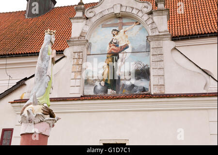 Jesus geraubt, Kreuz von Saint Francis Gemälde von Stanislaw Tyczynski an der St. Rochus und Sebastian Chapel im freien Wand. Stockfoto