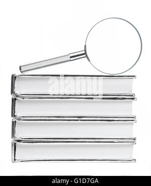 Lupe mit einem Stapel Bücher Stockfoto