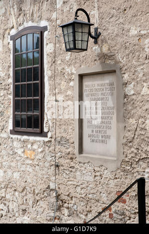 Juden-pogrom Gedenktafel eingelassen auf Synagoge Wand, Gedenken Tablet in Kalkstein Gebäude außen in der Nähe von Maly Rynek Stockfoto