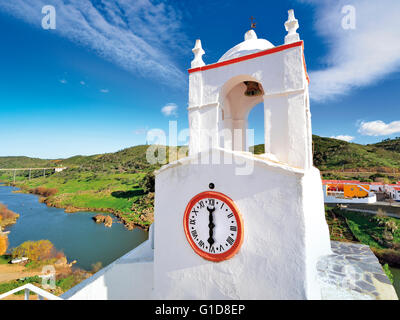 Portugal, Alentejo: Mittelalterliche Uhrturm und Blick auf den Fluss Guadiana in Mértola Stockfoto