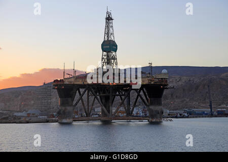 Oil Rig Reparatur in Hafenstadt Almeria, Spanien Stockfoto