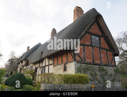 Anne Hathaway Hütte, wo Anne Hathaway, die Ehefrau von William Shakespeare, als Kind lebte. -Upon-Avon, England. Der älteste Teil des Hauses wurde vor dem 15. Jahrhundert errichtet; das obere Teil ist 17. Jahrhundert Stockfoto