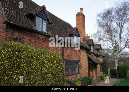 Anne Hathaway Hütte, wo Anne Hathaway, die Ehefrau von William Shakespeare, als Kind lebte. -Upon-Avon, England. Der älteste Teil des Hauses wurde vor dem 15. Jahrhundert errichtet; das obere Teil ist 17. Jahrhundert Stockfoto