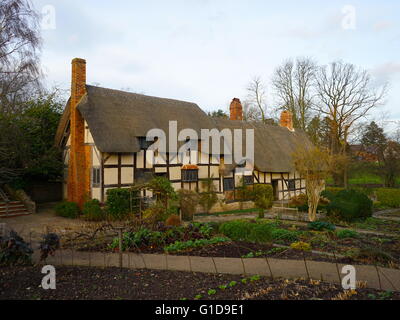 Anne Hathaway Hütte, wo Anne Hathaway, die Ehefrau von William Shakespeare, als Kind lebte. -Upon-Avon, England. Der älteste Teil des Hauses wurde vor dem 15. Jahrhundert errichtet; das obere Teil ist 17. Jahrhundert Stockfoto