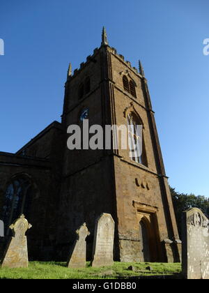 Alle Heiligen der Kirche von England, Pfarrkirche, Wroxton Oxfordshire, England. Die Kirche stammt bis ins 14. Jahrhundert mit Ergänzungen und Renovierungen einschließlich Glasfenster und Turm im 18. und 19. Jahrhundert. Stockfoto