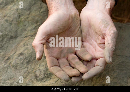 Farmer es schmutzig, leere Hände in hohlen oder Holding Position auf Stein. Stockfoto